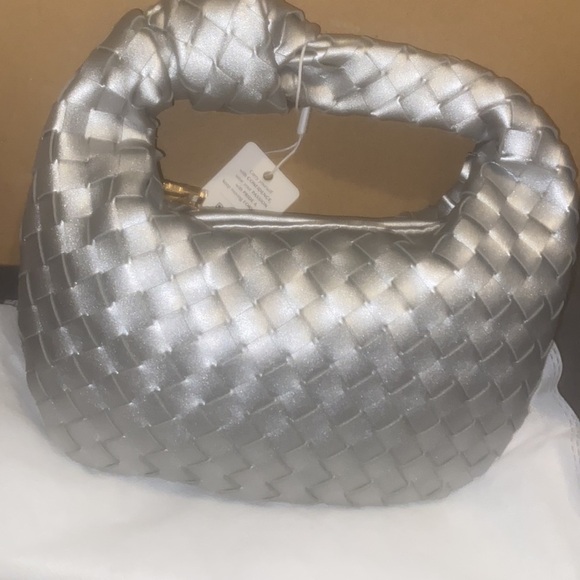 Urban Expressions Woman Tracy Woven Clutch silver new with tags - Picture 2 of 6